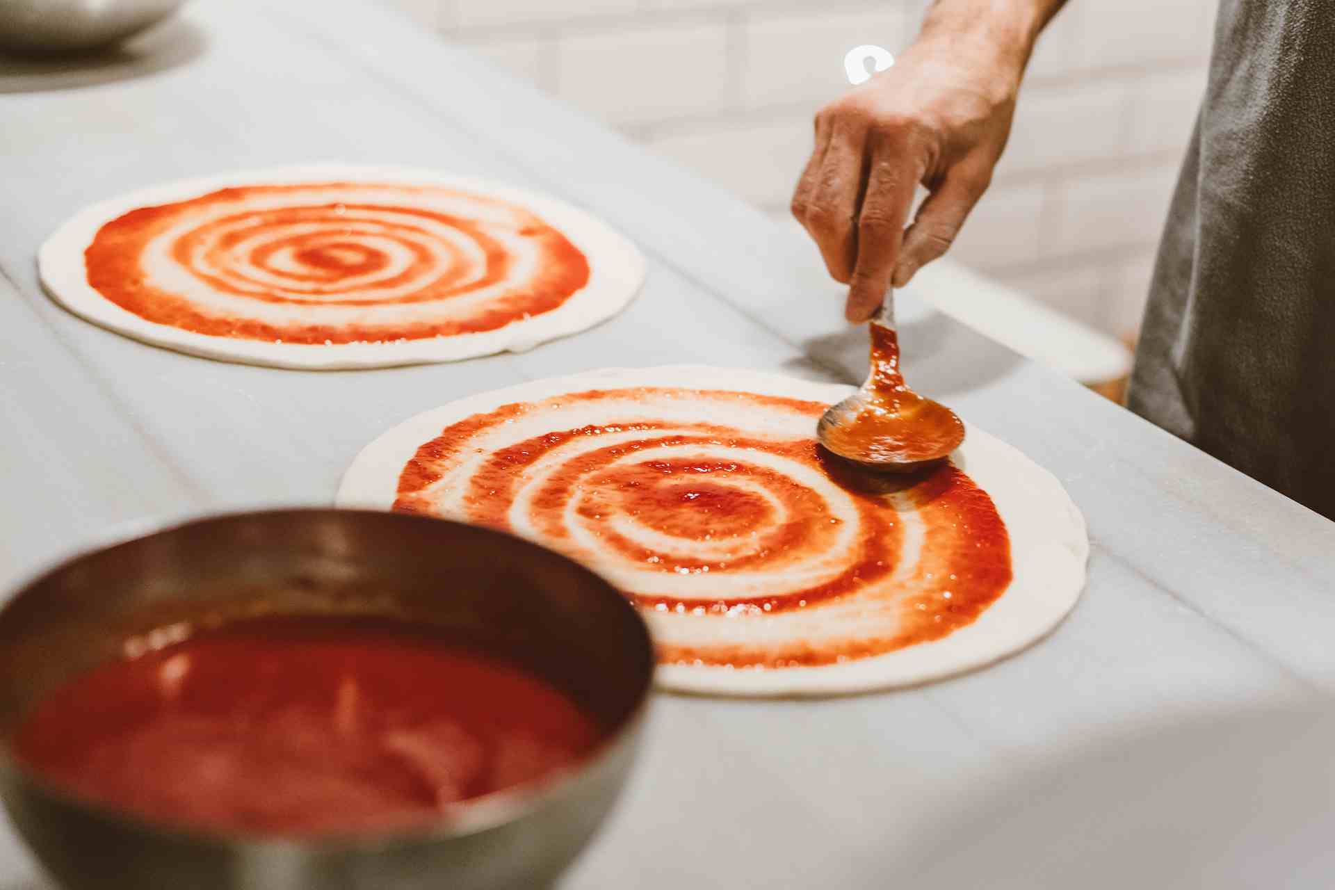 Italienische Tomatensoße für Pizza: Schnelles Rezept