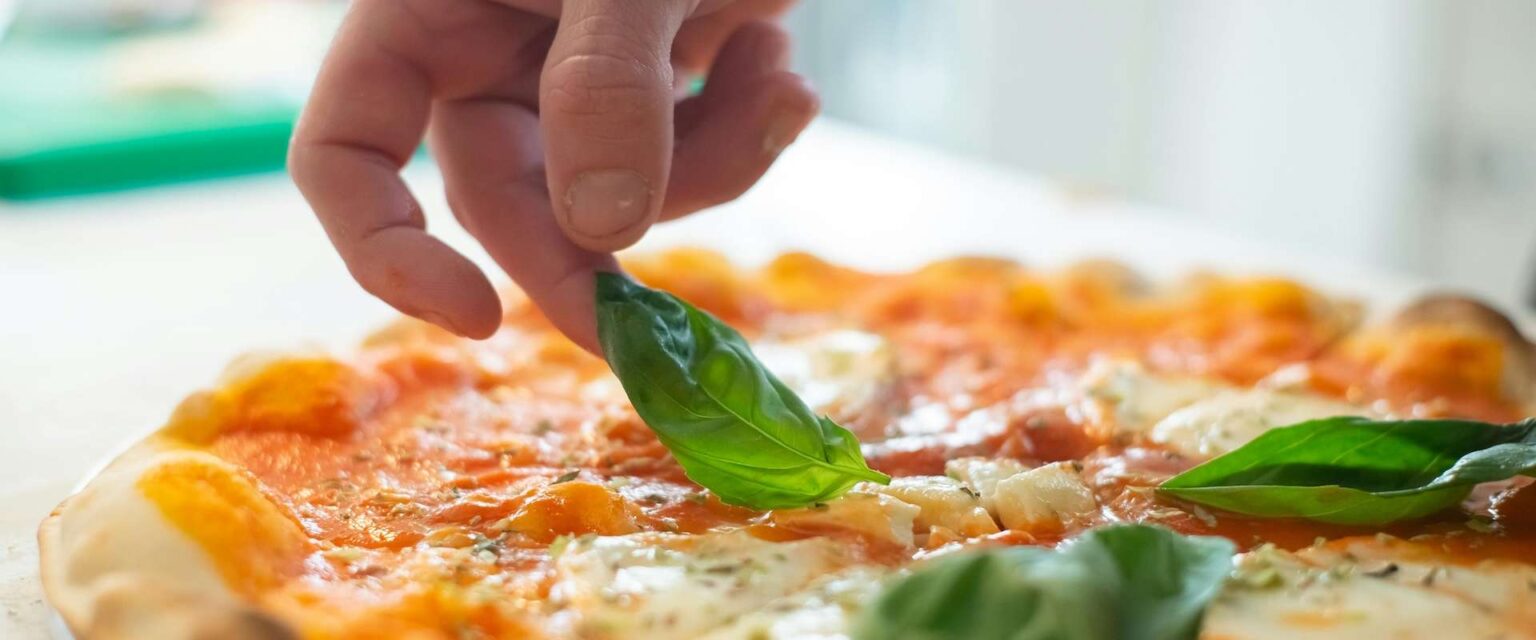Italienische Tomatensoße für Pizza: Schnelles Rezept